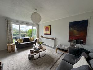 LIVING ROOM- click for photo gallery